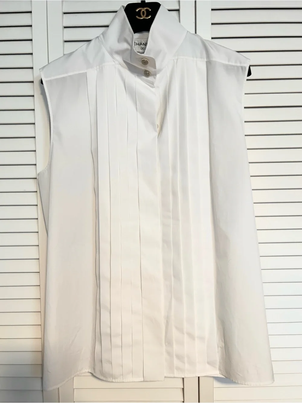 CHANEL White Sleeveless Pleated Front Shirt with Stand Collar